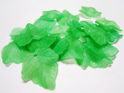 20 x Acrylic Wide Lucite Green Leaves 24mm x 22mm